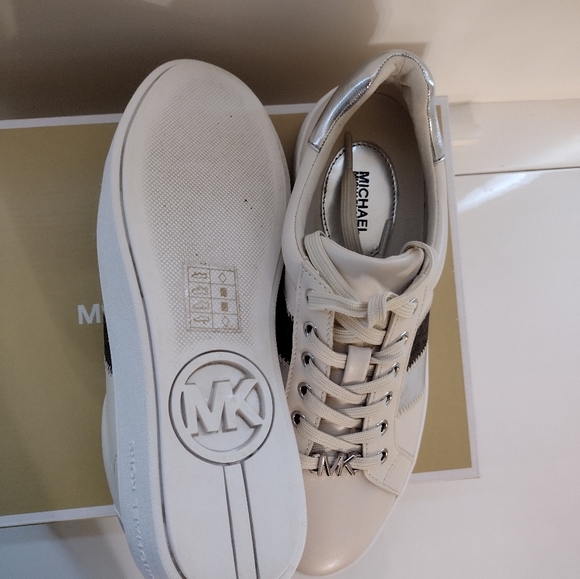 Michael Kors size 7 women's shoe - Picture 5 of 11